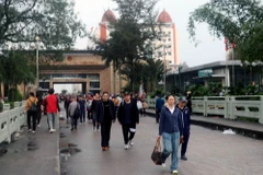 Khách du lịch xuất nhập cảnh tại Cửa khẩu quốc tế Móng Cái, tỉnh Quảng Ninh. (Ảnh: Văn Đức/TTXVN)