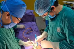 Một ekíp thực hiện phẫu thuật lấy dị vật ra khỏi ổ bụng bệnh nhân ở Quảng Ninh. (Ảnh: TTXVN phát)