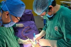 Một ekíp thực hiện phẫu thuật lấy dị vật ra khỏi ổ bụng bệnh nhân ở Quảng Ninh. (Ảnh: TTXVN phát)