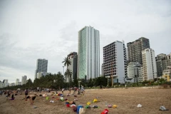 Khách sạn cao tầng ngay bãi biển trung tâm thành phố Nha Trang. (Ảnh: Hồng Đạt/TTXVN)