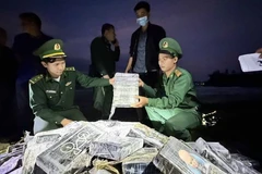 Hàng trăm bánh ma túy trôi từ biển vào đất liền được bộ đội biên phòng tỉnh Quảng Ngãi thu giữ, điều tra. (Ảnh: TTXVN phát)