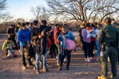 Lực lượng tuần tra biên giới kiểm tra giấy tờ của người di cư tại Eagle Pass, Texas, Mỹ, ngày 4/2 vừa qua. (Ảnh: AFP/TTXVN)