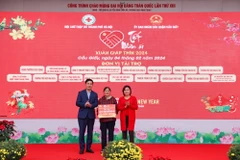 Trao tặng nhà Chữ thập đỏ với trị giá 70 triệu đồng tại quận Cầu Giấy. (Ảnh: Thanh Tùng/TTXVN)