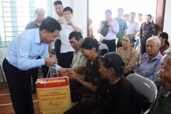 Chủ nhiệm Uỷ ban Kiểm tra Trung ương Trần Cẩm Tú tặng quà cho nhân dân xã Cao Đức, huyện Gia Bình, tỉnh Bắc Ninh. (Ảnh: Thanh Thương/TTXVN)