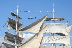 Người Pháp hân hoan đón ngọn lửa Olympic Hè 2024