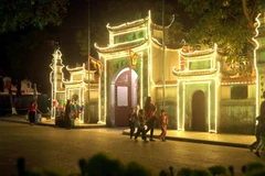 Người dân và du khách đến tham quan, chiêm bái tại đền Trần, thành phố Hưng Yên. (Ảnh: Đinh Văn Nhiều/TTXVN)