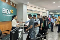 Khách hàng xếp hàng chờ mua vàng tại Ngân hàng BIDV chiều 4/6. (Ảnh: Thanh Vũ/TTXVN)
