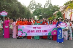 Chị em tập trung tại Khu Di tích Nguyễn Sinh Sắc, phường 4, thành phố Cao Lãnh, là điểm xuất phát của chương trình diễu hành áo dài. (Ảnh: Nhựt An/TTXVN)