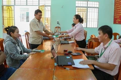 Đại diện người bị lầm lỡ nhận tiền vay vốn để tái sản xuất. (Ảnh: Giang Phương/TTXVN)