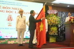 Ông Nguyễn Văn Nên, Bí thư Thành ủy Thành phố Hồ Chí Minh gắn Huân chương Độc lập hạng Nhì lên cờ truyền thống của đơn vị. (Ảnh: Thành Chung/TTXVN)