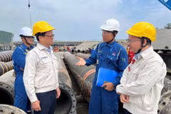 Lãnh đạo Công ty Cổ phần lọc hóa dầu Bình Sơn kiểm tra bảo dưỡng nhà máy. (Ảnh: TTXVN)