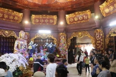 Nhân dân và du khách thập phương đến chùa Phật tích lễ Phật, trẩy hội. (Ảnh: Thanh Thương/TTXVN)