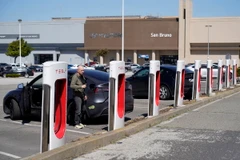 Ôtô của hãng Tesla tại bãi đỗ xe ở San Bruno, California, Mỹ, ngày 2/4 vừa qua. (Ảnh: THX/TTXVN)