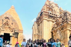 Du khách lưu lại khoảnh khắc khi tham quan Tháp bà Ponagar, thành phố Nha Trang, tỉnh Khánh Hòa. (Ảnh: Vietnam+)
