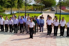 Đại diện các cơ quan báo chí tưởng niệm các Anh hùng Liệt sỹ đã hy sinh vì độc lập dân tộc tại Tượng đài khuôn viên văn hóa Vùng 2 Hải quân. (Nguồn: báo Bà Rịa-Vũng Tàu)