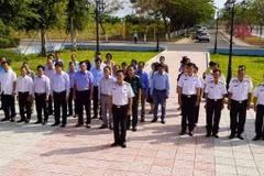 Đại diện các cơ quan báo chí tưởng niệm các Anh hùng Liệt sỹ đã hy sinh vì độc lập dân tộc tại Tượng đài khuôn viên văn hóa Vùng 2 Hải quân. (Nguồn: báo Bà Rịa-Vũng Tàu)