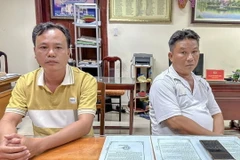 Bị can Nguyễn Văn Hận (bên trái) và bị can Trần Thanh Hùng tại cơ quan Công an. (Ảnh: TTXVN phát)
