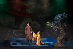 Cảnh trong vở "Linh từ Quốc mẫu," vở diễn đầu tay do Nghệ sỹ Nhân dân Hoài Thu đạo diễn đã giành Huy chương Vàng Liên hoàn Chèo toàn quốc năm 2022; nghệ sỹ Hoài Thu giành giải Đạo diễn xuất sắc. (Ảnh: TTXVN phát)