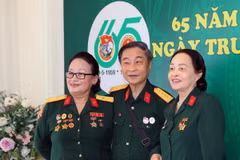 Những chiến sỹ Trường Sơn năm xưa gặp lại đồng đội trong Lễ kỷ niệm 65 năm Ngày mở đường Hồ Chí Minh - Ngày truyền thống Bộ đội Trường Sơn. (Ảnh: Trọng Đức/ TTXVN)
