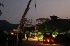 Phương tiện lưu thông trên đèo Lò Xo bị ách tắc. (Ảnh: TTXVN phát)