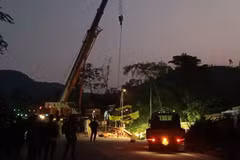Phương tiện lưu thông trên đèo Lò Xo bị ách tắc. (Ảnh: TTXVN phát)