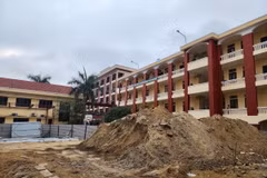 Dự án “Dự án xây dựng một số hạng mục Trường THPT Dân tộc nội trú Nghệ An” nguy cơ chậm tiến độ do vướng 2 hộ dân chưa chịu bàn giao mặt bằng. (Ảnh: TTXVN phát)