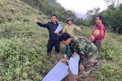 Cán bộ Ban bồi thường giải phóng mặt bằng huyện Ba Bể tiến hành thống kê, kiểm đếm đất đai, tài sản của người dân trong diện g giải phóng mặt bằng tại xã Quảng Khê. (Nguồn: báo Bắc Kạn)