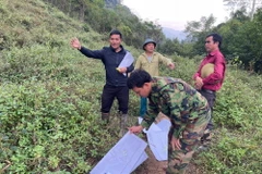 Cán bộ Ban bồi thường giải phóng mặt bằng huyện Ba Bể tiến hành thống kê, kiểm đếm đất đai, tài sản của người dân trong diện g giải phóng mặt bằng tại xã Quảng Khê. (Nguồn: báo Bắc Kạn)