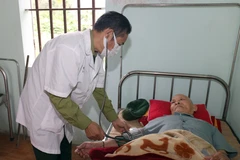 Những năm qua, bác sỹ Nguyễn Bá Lương luôn đồng hành với ông Lang Văn Khùn, bản Cao Vều 2, xã Phúc Sơn, huyện Anh Sơn, trong quá trình phục hồi sau tai biến. (Nguồn: báo Nghệ An)