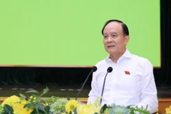 Chủ tịch HĐND Thành phố, Phó Trưởng Đoàn đại biểu Quốc hội Thành phố Hà Nội Nguyễn Ngọc Tuấn phát biểu tại buổi tiếp xúc. (Ảnh: TTXVN phát)