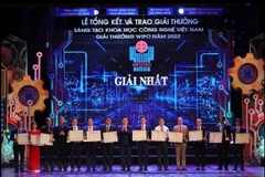 Bí thư Trung ương Đảng, Trưởng Ban Tuyên giáo Trung ương Nguyễn Trọng Nghĩa và Chủ nhiệm Ủy ban Khoa học và Công nghệ và Môi trường của Quốc hội Lê Quang Huy trao Bằng khen cho các chủ nhiệm và đồng chủ nhiệm của công trình đoạt giải Nhất. (Ảnh: Hoàng Hiếu/TTXVN)