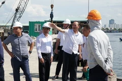 Thứ trưởng Bộ Nông nghiệp và Phát triển Nông thôn Phùng Đức Tiến (thứ 3 từ trái sang) kiểm tra tại Cảng cá Thọ Quang, quận Sơn Trà, thành phố Đà Nẵng. (Ảnh: Quốc Dũng/TTXVN)