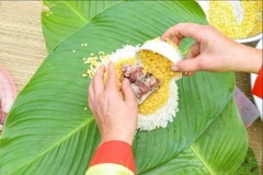 Gói bánh chưng. (Ảnh: Tuấn Đức/TTXVN)