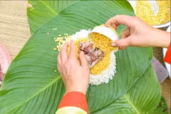 Gói bánh chưng. (Ảnh: Tuấn Đức/TTXVN)