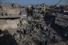 Các tòa nhà bị phá hủy sau cuộc không kích của Israel xuống thành phố Deir el-Balah, Dải Gaza, ngày 2/4. (Ảnh: THX/TTXVN)