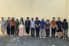 Các đối tượng trong đường dây ghi số lô, đề bị bắt giữ. (Ảnh TTXVN: phát)