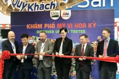 Đại biểu thực hiện nghi thức khai mạc chương trình. (Ảnh: Mỹ Phương/TTXVN)