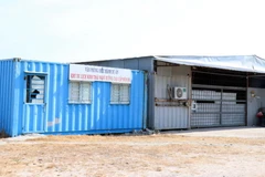 Văn phòng điều hành Dự án khu du lịch sinh thái nghỉ dưỡng cao cấp Hòn Đỏ, tiêu chuẩn 5 sao tại xã Thanh Hải, huyện Ninh Hải, tỉnh Ninh Thuận, hiện vẫn chỉ là những nhà tôn. (Ảnh: Công Thử/TTXVN)