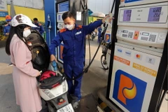 Người dân mua xăng, dầu tại một điểm kinh doanh trên địa bàn Hà Nội. (Ảnh: Trần Việt/TTXVN)