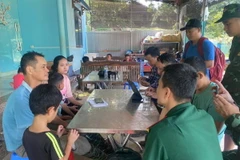 Người dân Làng Nủ trở về an toàn sau mưa lũ. (Ảnh: TTXVN phát)