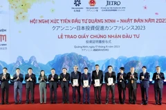 Trao Giấy chứng nhận đầu tư cho các dự án FDI của Nhật Bản. (Ảnh: Văn Đức/TTXVN)