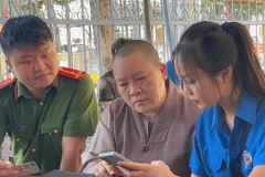 Đoàn thanh niên thường xuyên tổ chức các đợt ra quân tuyên truyền và hỗ trợ người dân cài đặt, kích hoạt định danh điện tử. (Ảnh minh họa: Đinh Hương/TTXVN)