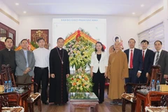 Bà Nguyễn Thị Thu Hà, Phó Chủ tịch, Tổng Thư ký Ủy ban Trung ương Mặt trận Tổ quốc Việt Nam (thứ 5 từ phải) chúc mừng Giám mục Tòa Giám mục Bắc Ninh Đỗ Quang Khang cùng các tu sỹ, giáo dân. (Ảnh: Thái Hùng/TTXVN)