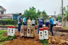 Đường ngang dân sinh qua đường sắt trên tuyến đường sắt Bắc-Nam. (Ảnh: TTXVN phát)