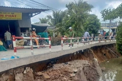 Hiện trường vụ sạt lở bờ kênh Rạch Chanh trên địa bàn phường Long Hưng, quận Ô Môn, thành phố Cần Thơ. (Ảnh: TTXVN phát)