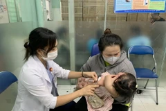 Tiêm vaccine phòng bệnh sởi cho trẻ em. (Ảnh: Đinh Hằng/TTXVN)