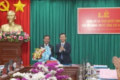 Bí thư Tỉnh ủy Kon Tum Dương Văn Trang trao Quyết định chuẩn y chức vụ Phó Bí thư Tỉnh ủy Kon Tum cho đồng chí U Huấn. (Ảnh: Cao Nguyên/TTXVN)