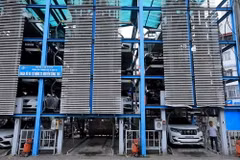 Mỗi lái xe chỉ mất 2-3 phút để đưa xe di chuyển vào trong cũng như ra ngoài bãi đỗ tại các bãi đỗ xe thông minh. (Ảnh: Tuấn Anh/TTXVN)