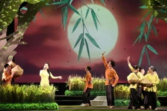 Tiết mục "Đàn sáo Hậu Giang" dưới phần trình bày của Nghệ sỹ Ưu tú Vân Khánh. (Ảnh: Thu Hương/TTXVN)