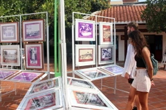 Du khách quốc tế tham quan triển lãm. (Ảnh: Hồng Hiếu/TTXVN)